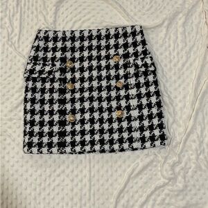 Stylish Black and White Houndstooth Skirt